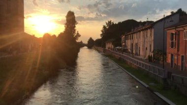 Avrupa, İtalya, Milan Temmuz 2020 - Milano şehir merkezi yakınlarındaki Gaggiano 'daki Navigli Kanalları' nın insansız hava aracı görüntüsü ve Covid-19 Coronavirus tecridi sona erdikten sonra tipik renkli evler