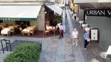 İtalya, Milan Temmuz 2020 - COVID-19 Coronavirus salgını nedeniyle kapatıldıktan sonra Brera bölgesinin insansız hava aracı görüntüsü - yayalar bölgesinde maskeli gezen tipik renkli evler ve turistler