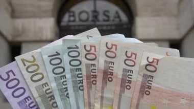 İtalya, Milan - 24 Eylül 2019: Para - Avro nakit geçmişi. Euro Money Banknotes - tanjant politikası, nakit ödeme, İtalyan borsasının Piazza Affari evi