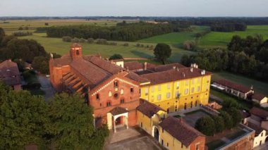 Avrupa, İtalya - İtalya 'nın Lombardiya bölgesindeki Morimondo köyünden Abbey (Abbazia) - Kilisenin ve Milano yakınlarındaki kırsal bölgelerin insansız hava aracı görüntüsü