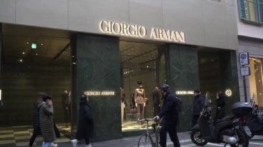 İtalya, Milan 14 Ocak 2020 - Armani lüks mağazası ve şehir merkezindeki Monte Napoleone Caddesi moda bölgesindeki galeri