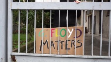 Avrupa, İtalya, Milano Haziran 2020 - Beyaz kız, George Floyd Afrikalı Amerikan vatandaşının ölüm ve cinayetini protesto etti - 