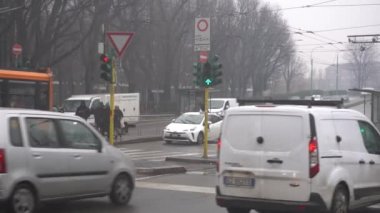 İtalya, Milan 15 Ocak 2020 - Giambellino 'da sıkışık araba trafiği ve hava kirliliği - hava kirliliği - izin verilen sınırların ötesinde - mazot arabaları için trafik bloğu