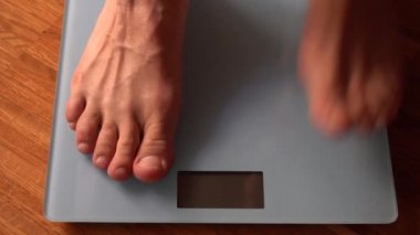 Yazın gelmesiyle birlikte birçok insan diyete başladı - vücut ağırlığı dengesi - aşırı kilolu ve obezite