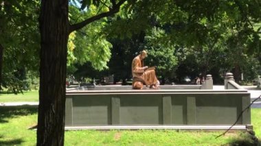 Avrupa, İtalya, Milan - Temmuz 2020: Porta Nuova parkında Indro Montanelli heykeli (giardini di porta Palestro )