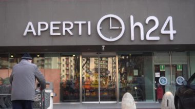 İtalya, Milan 13 Ocak 2020 - Carrefour market pazarı