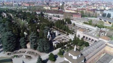 İtalya, Milano - Coronavirus salgını salgını karantina evi, kapalı mezarlık ve askıya alınmış cenaze töreni sırasında Monumental mezarlığının insansız hava görüntüsü