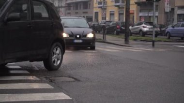 İtalya, Milan 15 Ocak 2020 - Giambellino 'da sıkışık araba trafiği ve hava kirliliği - hava kirliliği - izin verilen sınırların ötesinde - mazot arabaları için trafik bloğu