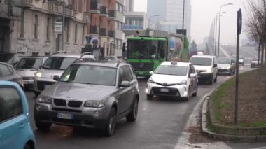 İtalya, Milan 15 Ocak 2020 - Giambellino 'da sıkışık araba trafiği ve hava kirliliği - hava kirliliği - izin verilen sınırların ötesinde - mazot arabaları için trafik bloğu