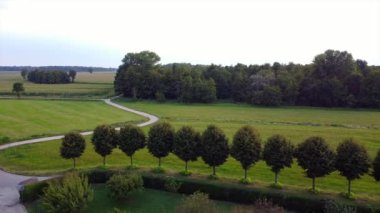 Avrupa, İtalya - İtalya 'nın Lombardiya bölgesindeki Morimondo köyünden Abbey (Abbazia) - Kilisenin ve Milano yakınlarındaki kırsal bölgelerin insansız hava aracı görüntüsü