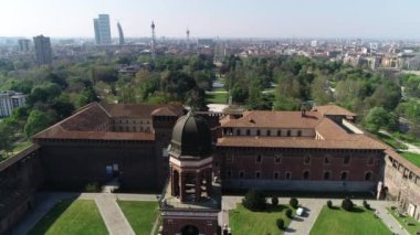 Avrupa, İtalya, Milan - Sforza Kalesi 'nin insansız hava aracı görüntüsü