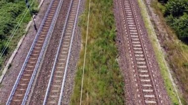 Tren raylarının insansız hava görüntüsü - Milano İtalya 'daki ilerlemekte olan demiryolunun üst görüntüsü - bir yolculuğa başladı