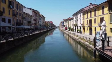 Avrupa, İtalya Nisan 2020 - Navigli Kanalları (Alzaia Naviglio Grande) 19 Coronavirüs salgını karantinası sırasında insan ve turistten yoksundu - baba ve oğul bir çöl kentinde yürüyordu.
