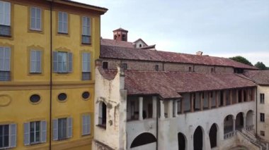 Avrupa, İtalya - İtalya 'nın Lombardiya bölgesindeki Morimondo köyünden Abbey (Abbazia) - Kilisenin ve Milano yakınlarındaki kırsal bölgelerin insansız hava aracı görüntüsü