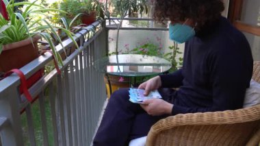 Maskeli adam para sayıyor.