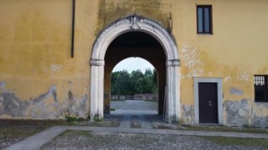 Avrupa, İtalya - İtalya 'nın Lombardiya bölgesindeki Morimondo köyünden Abbey (Abbazia) - Kilisenin ve Milano yakınlarındaki kırsal bölgelerin insansız hava aracı görüntüsü