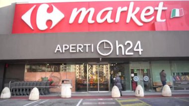 İtalya, Milan 13 Ocak 2020 - Carrefour market pazarı