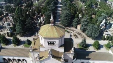 İtalya, Milano - Coronavirus salgını salgını karantina evi, kapalı mezarlık ve askıya alınmış cenaze töreni sırasında Monumental mezarlığının insansız hava görüntüsü