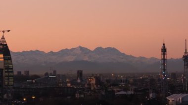 Şehrin merkezinin havadan panoramik görüntüsü. Gökdelenleri ve Unicredit Kulesi olan yeni gökyüzü