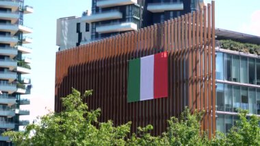 Avrupa, İtalya, Milano - Temmuz 2020: Covid-19 Coronavirus salgını anısına şehrin merkezindeki Gae Aulenti meydanında İtalyan bayrağı