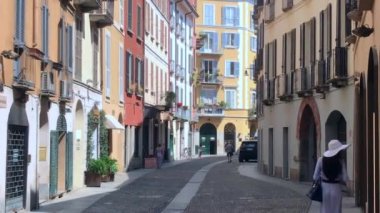 İtalya, Milan Temmuz 2020 - COVID-19 Coronavirus salgını nedeniyle kapatıldıktan sonra Brera bölgesinin insansız hava aracı görüntüsü - yayalar bölgesinde maskeli gezen tipik renkli evler ve turistler