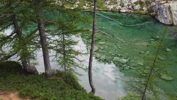 意大利 皮埃蒙特 迪韦罗 拉戈德尔斯特雷 莱蓬廷阿尔卑斯山 2020年7月 观光客徒步旅行 在山林中远足 野生女巫湖 大自然的野景清澈清澈 — 图库视频影像