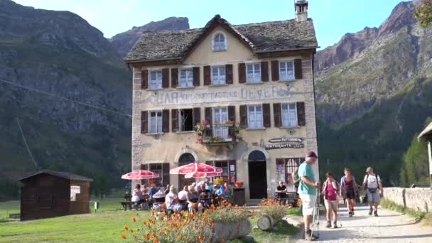 Italië Alpen Devero Augustus 2020 Groep Toeristen Van Verschillende Leeftijden — Stockvideo