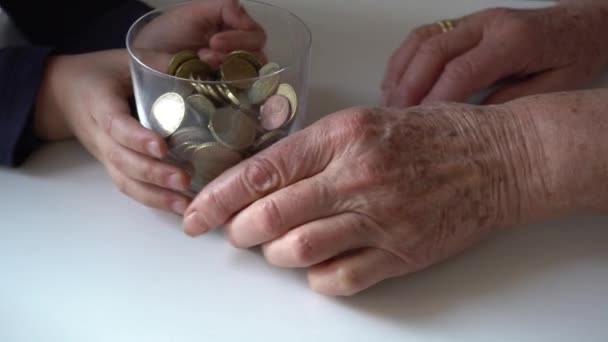 奶奶和孩子数着储蓄罐的钱 — 图库视频影像