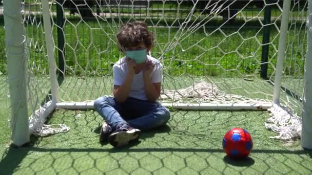 Menino Bonito Passar Tempo Playground Durante Covid — Vídeo de Stock