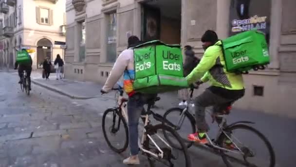 Ιταλία Μιλάνο Σεπτεμβρίου 2019 Όλο Και Περισσότεροι Ποδηλάτες Παραδίδουν Τρόφιμα — Αρχείο Βίντεο