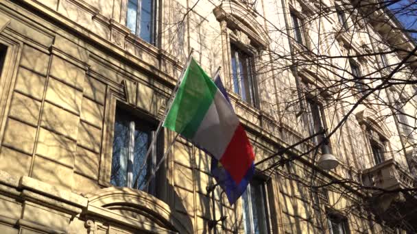 Σημαίες Της Ιταλίας Και Της Ευρώπης Που Ανεμίζουν Στον Άνεμο — Αρχείο Βίντεο