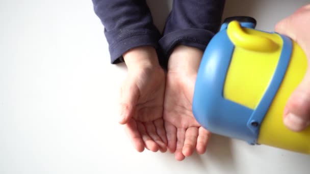 Les Mains Enfant Ouvrent Économiseur Argent Tirelire Comptent Argent Euros — Video