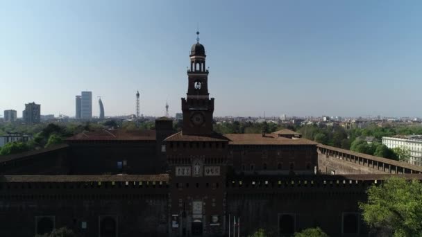 ヨーロッパ イタリア ミラノ スフォルツァ城のドローン空撮 — ストック動画