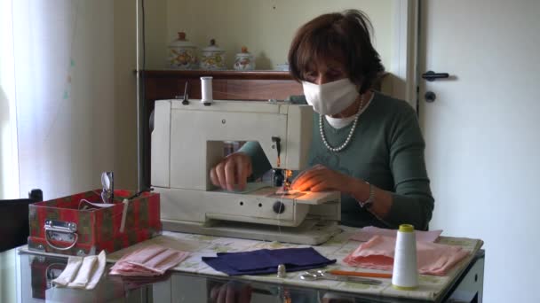 Italia Milán Anciana Cose Repara Máscaras Caseras Con Máquina Coser — Vídeo de stock