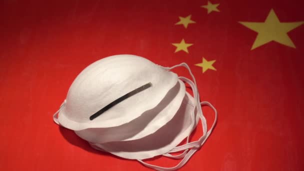 Novel Coronavirus 2019 Ncov Wuhanウイルスの概念 赤い中国の旗の背景に外科用マスク保護マスク — ストック動画