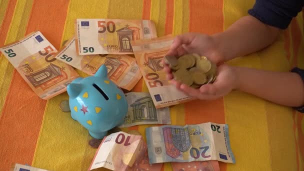 Kind Hält Geld Der Nähe Von Sparschwein — Stockvideo