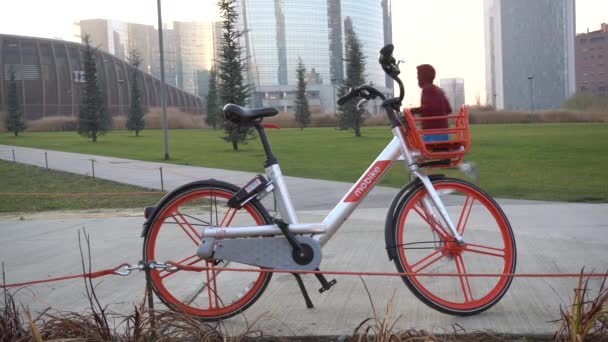 意大利米兰 2020年1月16日 美孚在市中心共享自行车 — 图库视频影像