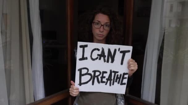Αμερική Ηπα Λευκό Λατίνο Κορίτσι Κρατώντας Σημάδι Δεν Μπορώ Αναπνεύσω — Αρχείο Βίντεο