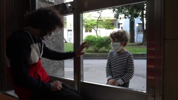 이탈리아 밀라노 아버지 간호사와 남성이 코로나 바이러스 기간중에 마스크를 채만나서 — 비디오