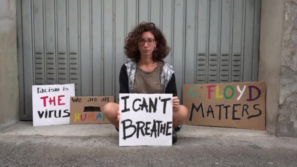 Europa Italien Milano Juni 2020 Vit Flicka Protesterar Mot Död — Stockvideo