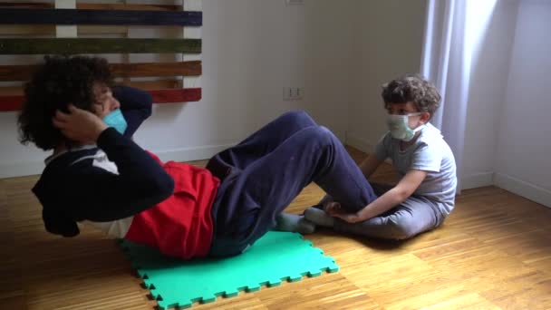 Junger Mann Und Sein Sohn Bei Übungen Hause — Stockvideo