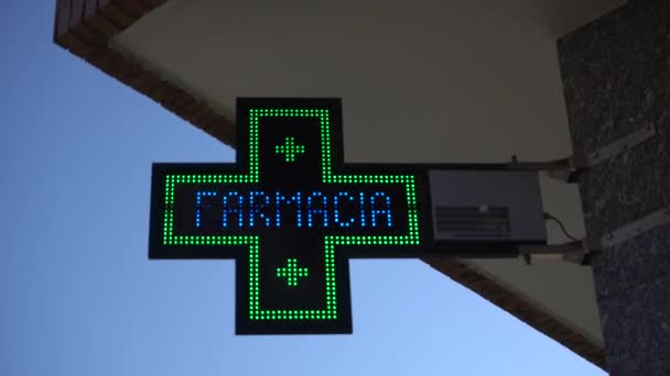 Italy Milan January 2020 Pharmacy Green Neon Sign — Stock Video