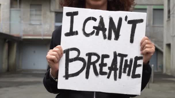 Америка Сша Белая Латиноамериканка Табличкой Могу Дышать Знак Протеста Манифеста — стоковое видео