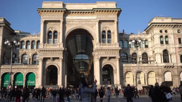 Европа Италия Милан Октябрь 2020 Люди Масках Соборе Дуомо Галерее — стоковое видео