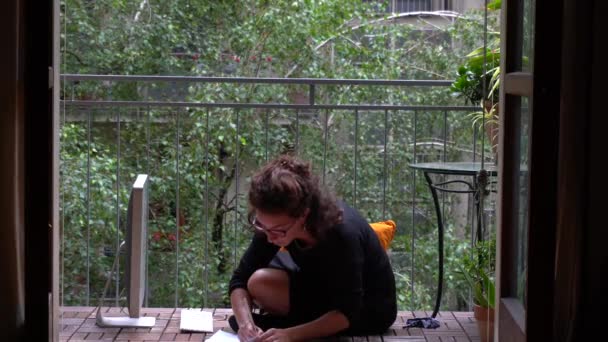 Карантин Працює Ноутбуком Захисній Масці Балконі Розумна Робота Під Час — стокове відео