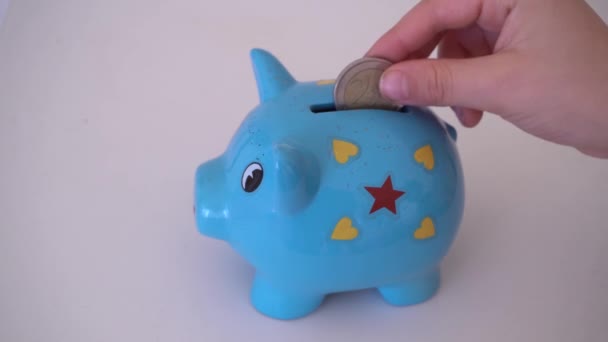 Vista Próxima Pessoa Colocar Dinheiro Para Banco Porquinho — Vídeo de Stock