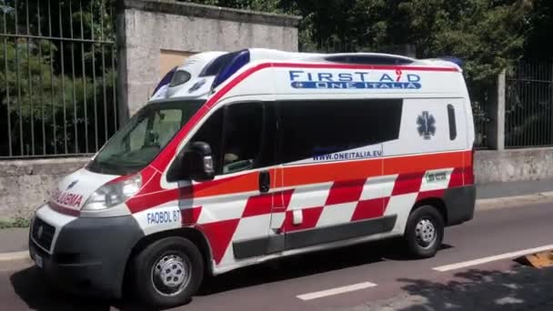 Europa Italië Lombardije Milaan Juli 2020 Aankomst Van Ambulances Het — Stockvideo