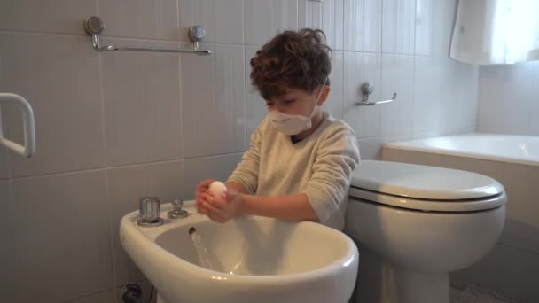 마스크를 소년은 세계적 유행병이 유행하는 화장실에서 있었습니다 — 비디오
