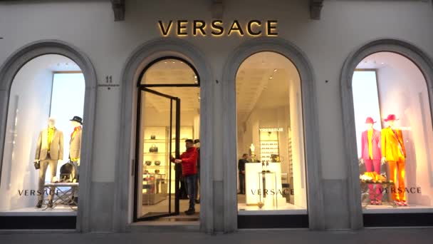 Włochy Mediolan Stycznia 2020 Versace Luksusowy Sklep Salon Wystawowy Montenapoleone — Wideo stockowe