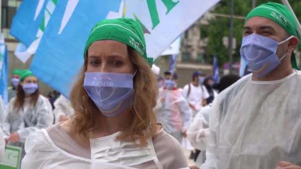 ミラノ イタリア 2020年6月10日 ロンバルディア地方によるコロナウイルスCovid 19パンデミック緊急事態の管理に対してマスクを着用した看護師は 暴徒をフラッシュし ウイルスの犠牲者を賞賛 — ストック動画